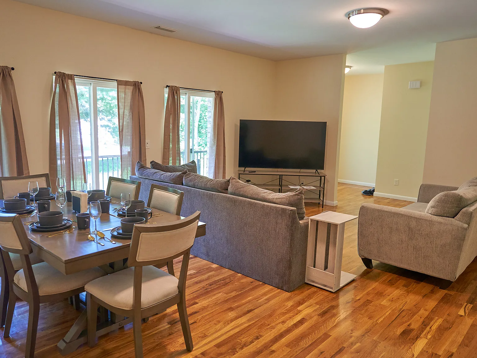 4 bed, $6,500 — Photo 2