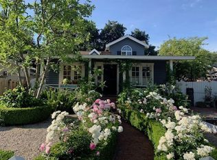 22050 Dumetz Rd, Woodland Hills, CA 91364