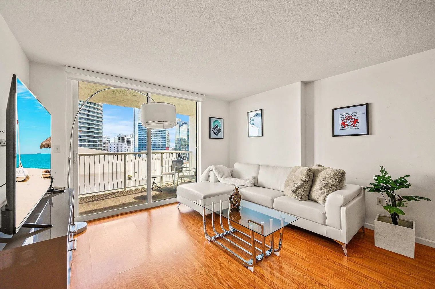 1 bed, 1.0 bath, 731 sqft, $4,421 — Photo 2