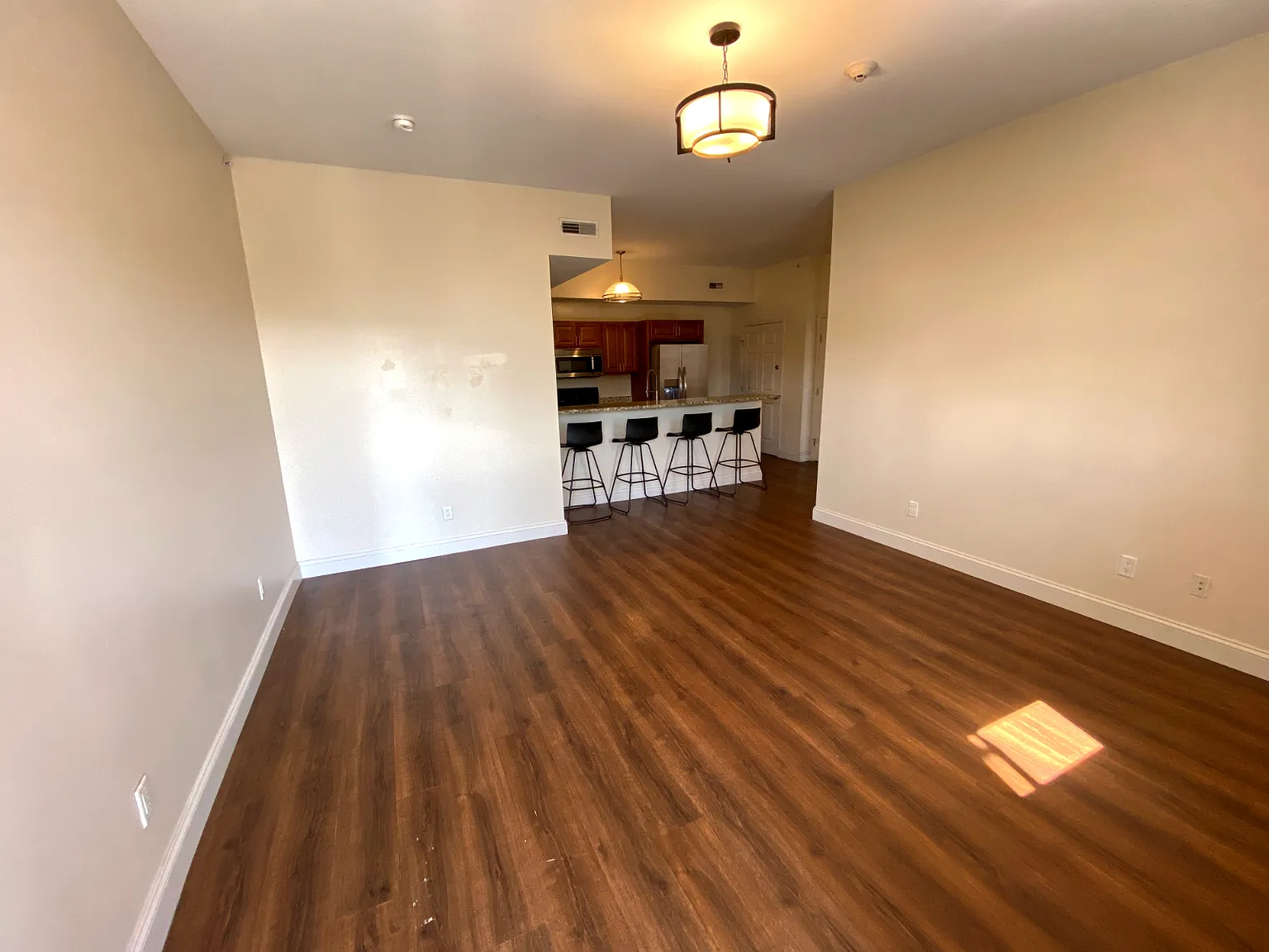 3 bed, 950 sqft, $2,170 — Photo 4