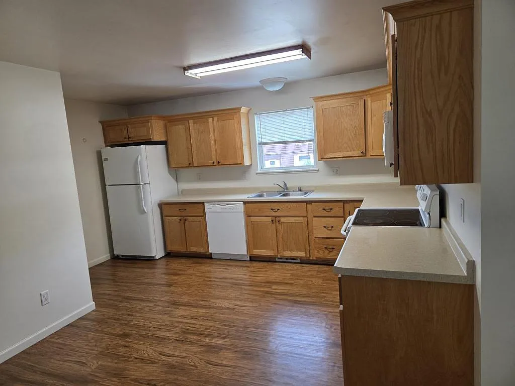 687 Camp St — Photo 2