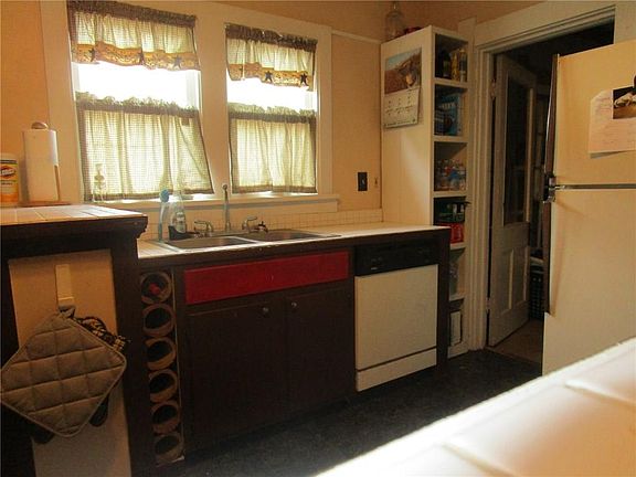 3rd image of 517 E Main St