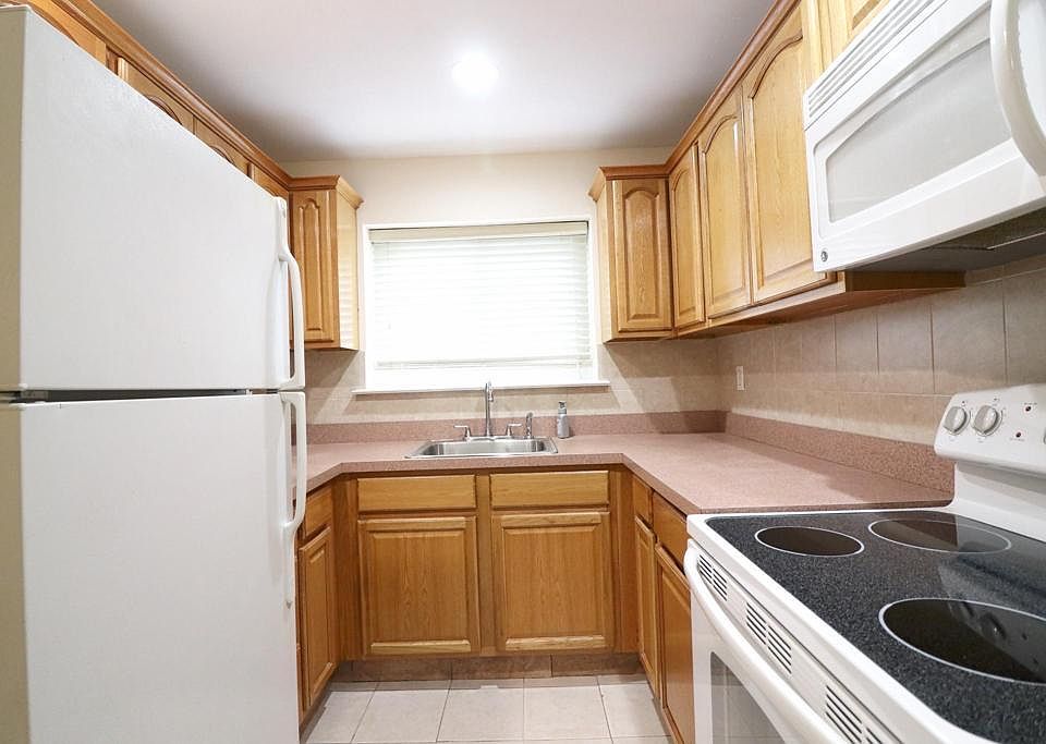 1st image of 828 Vincent Ave Floor 1