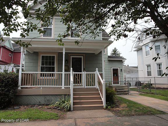 3rd image of 207 Delaware Ave