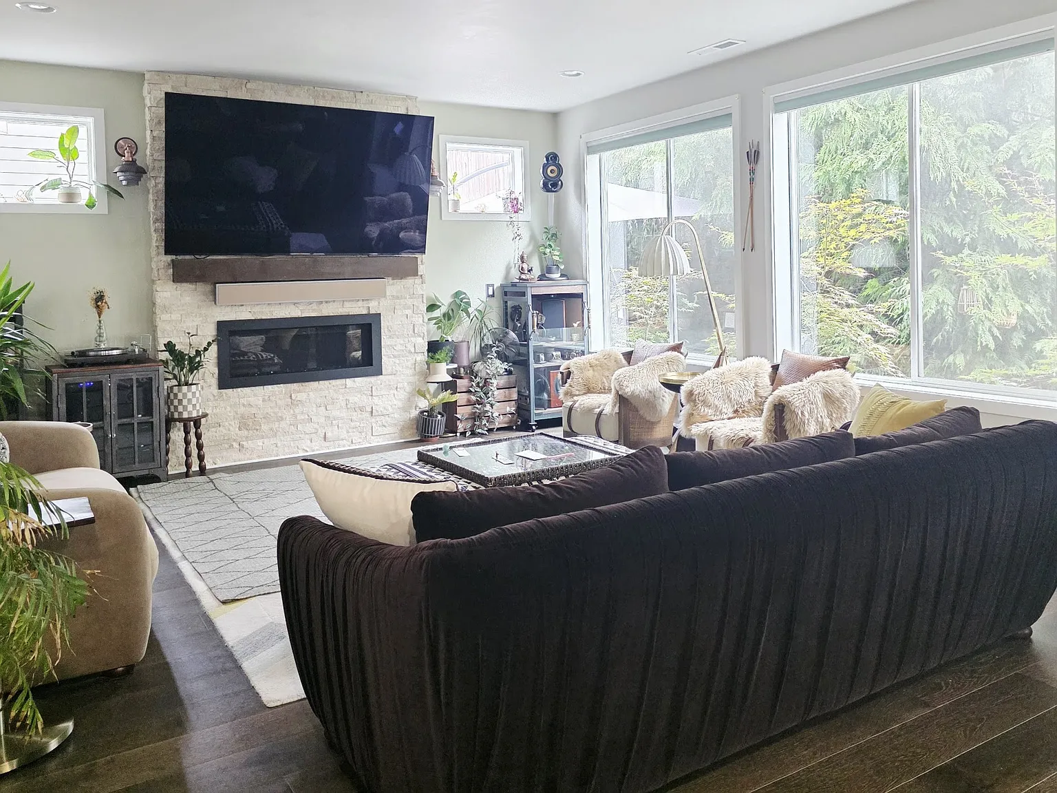 4 bed, 2240 sqft, $4,995 — Photo 2
