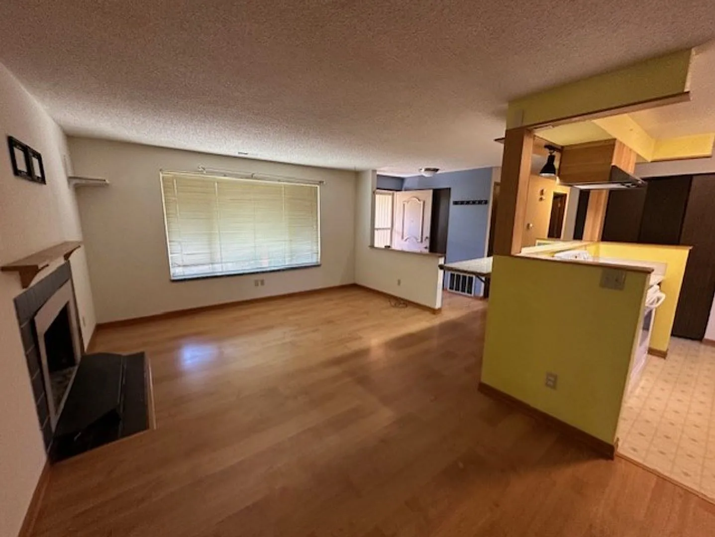 Clean 3 Bedroom Home With A One Car Garage In SE Corvallis — Photo 4