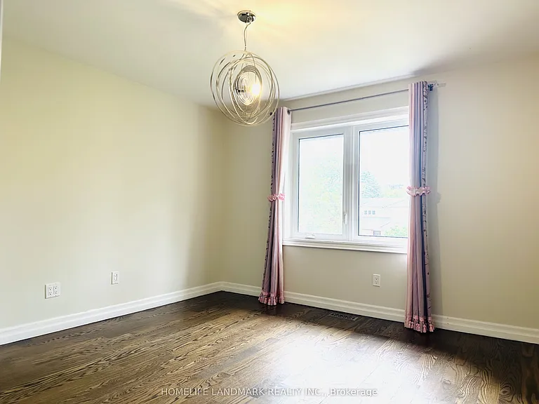 125 Bannatyne Dr — Photo 17