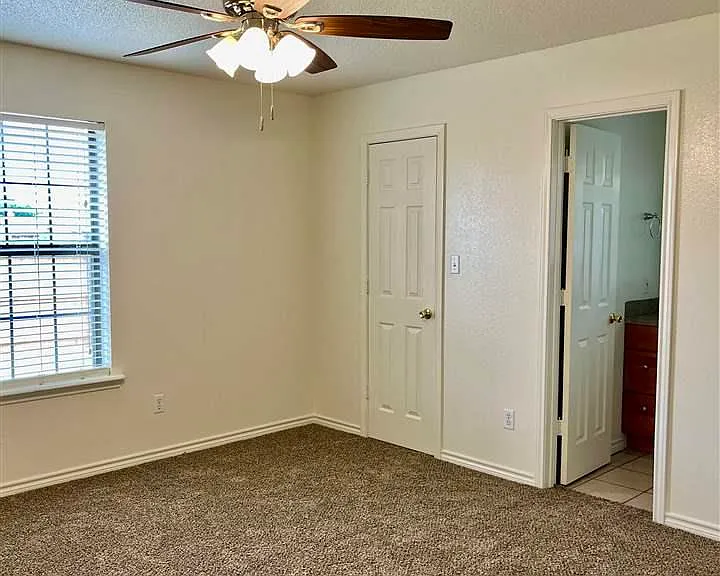 4 Johnathan Pl — Photo 7