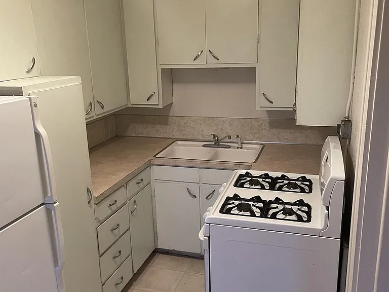 200 East Laurel Street - 10 — Photo 13