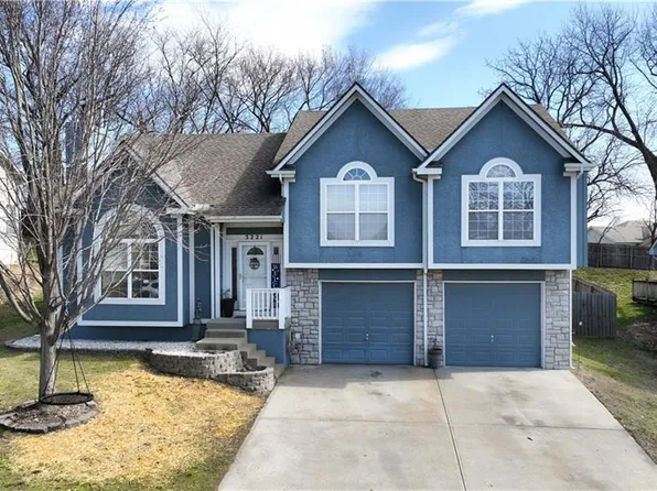 3221 S Arrowhead Dr, Independence, MO 64057