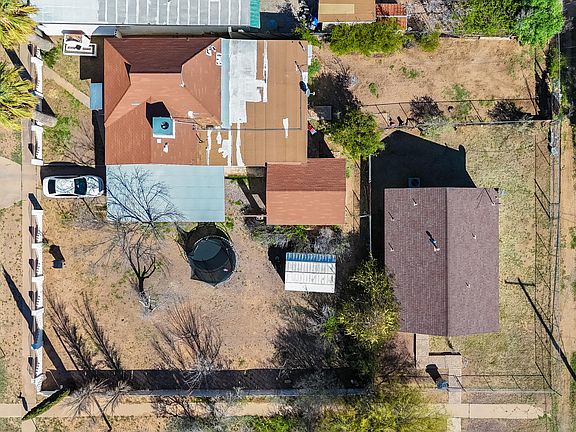 3rd image of 711 E 3RD Street