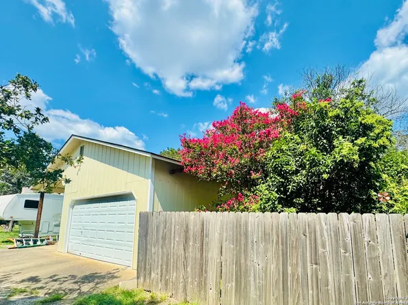 137 S Royal Oaks Loop, Kerrville, TX 78028