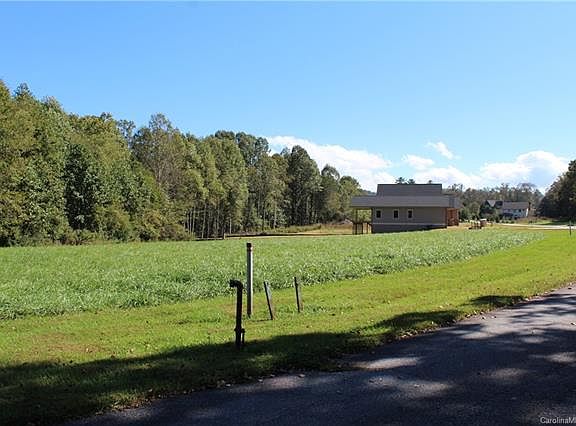 4th image of 668 Skytop Farm Ln