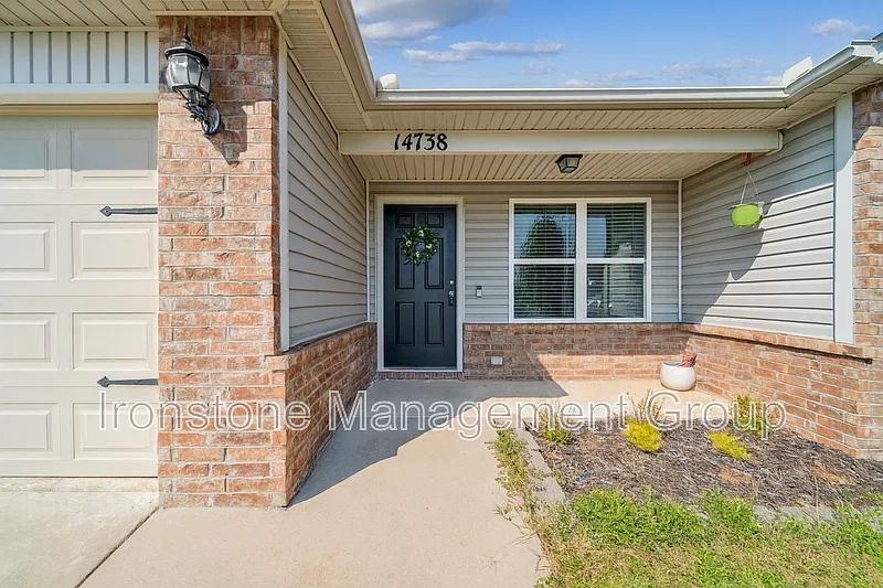 3 bed, 2.0 bath, 1300 sqft, $1,750 — Photo 2