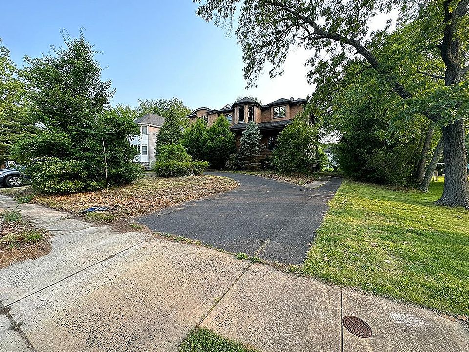 2nd image of 744 S Lake Dr