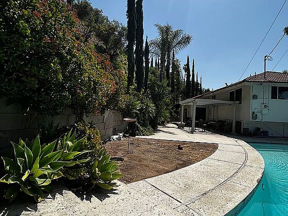 3rd image of 910 Lorinda Dr