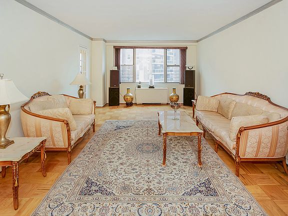 3rd image of 7025 Yellowstone Blvd APT 3V