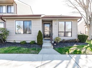 13 Stanford Ct, Wantagh, NY 11793