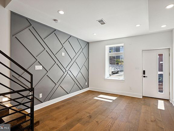 4th image of 13 E Oxford St
