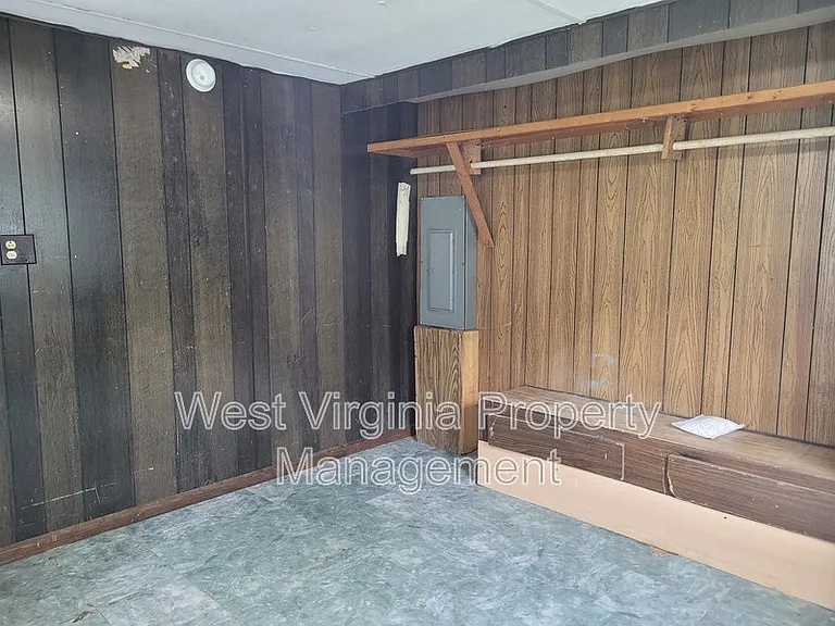 155 Crawford Ln — Photo 12