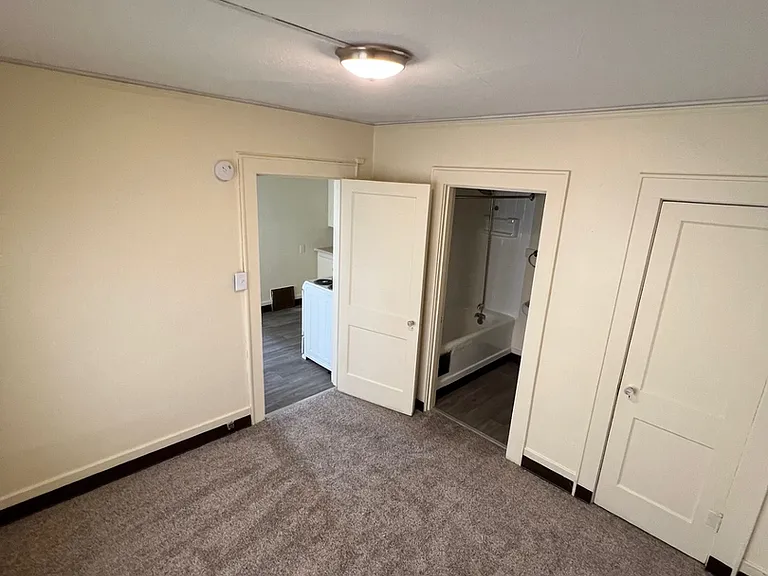 Elaine Apartments — Photo 19