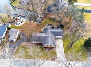 1515 W North Shore Dr, Mahomet, IL 61853