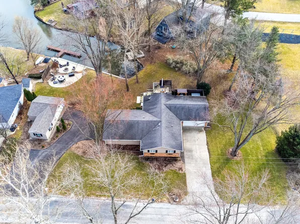 1515 W North Shore Dr, Mahomet, IL 61853