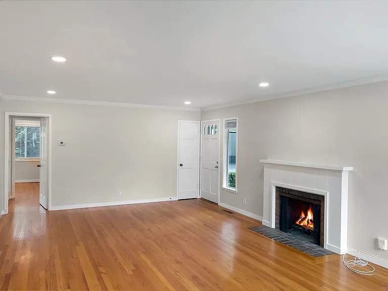1087 Lariat Ln — Photo 2
