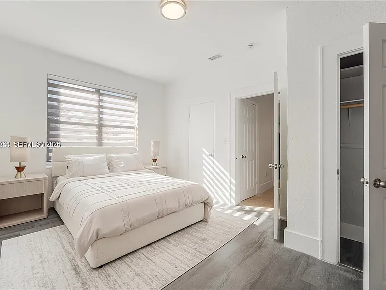 301 SW 10th Ave #4 — Photo 2