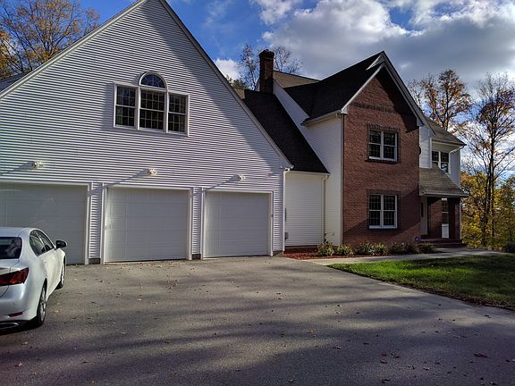 2nd image of 47 Emerald Glen Ln