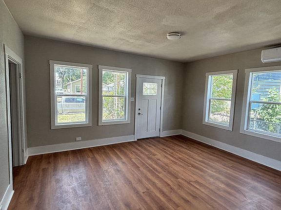 2nd image of 1126 Essex St APT 1