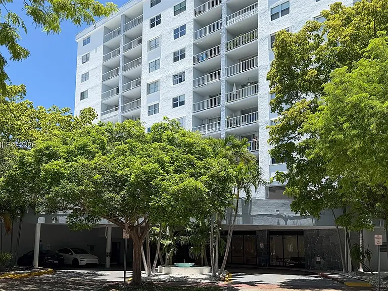 6900 Bay Dr #6H — Photo 2