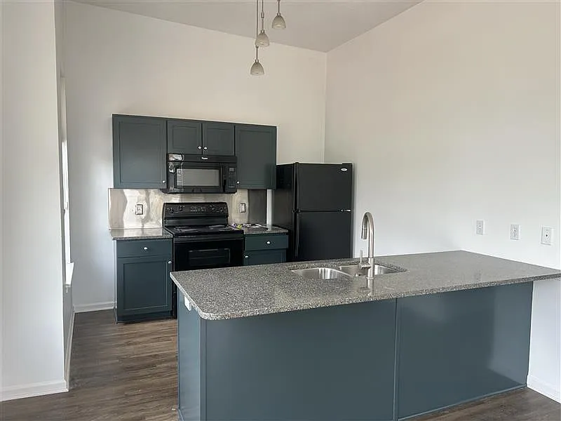 3 bed, 1226 sqft, $2,550 — Photo 2