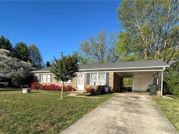 784 White Pines Country Club Rd, Mount Airy, NC 27030