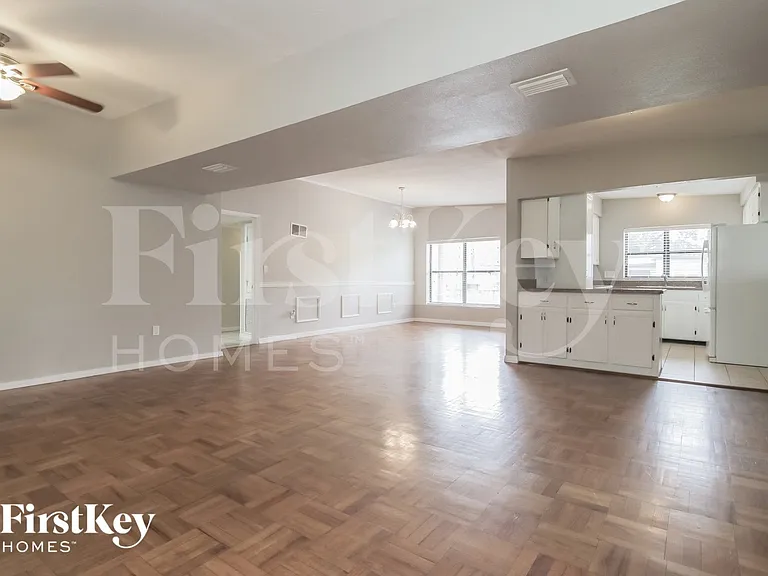 2812 Walnut St — Photo 3