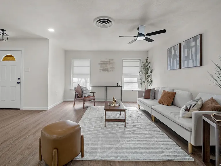 209 Windcrest Dr — Photo 3