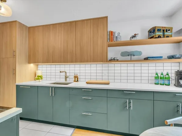 120 E 4th St #201, North Vancouver, BC V7L 1H6