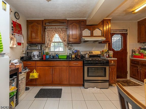3rd image of 624A Summer St