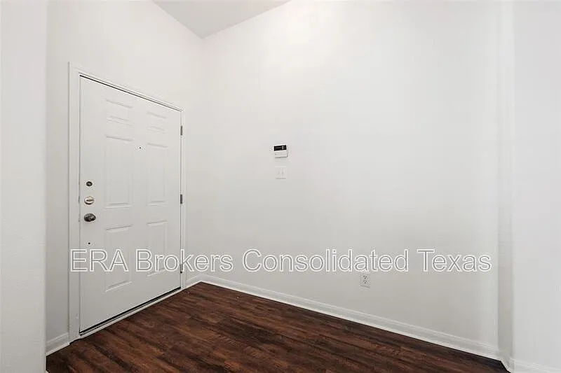 3 bed, 2.0 bath, 1646 sqft, $1,950 — Photo 3