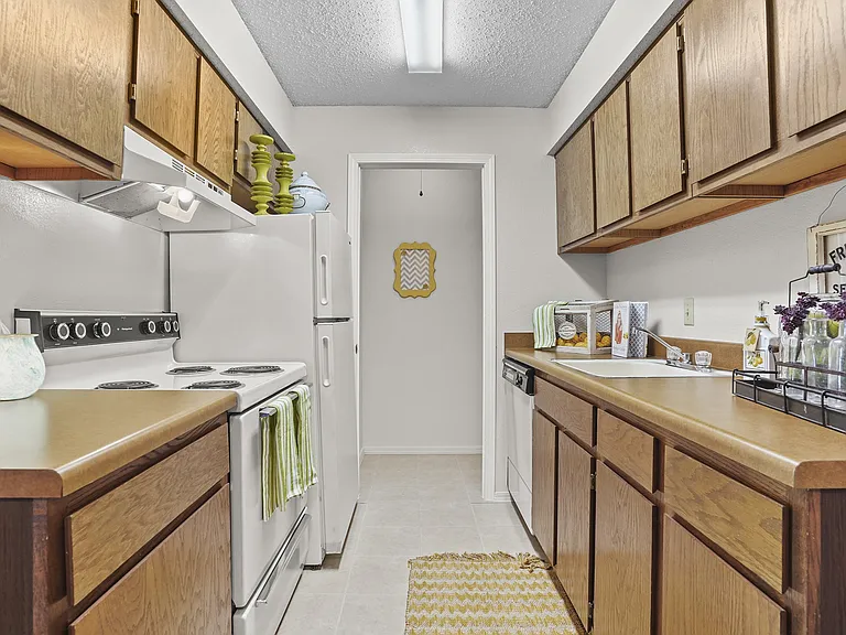 Raintree Apartments — Photo 9