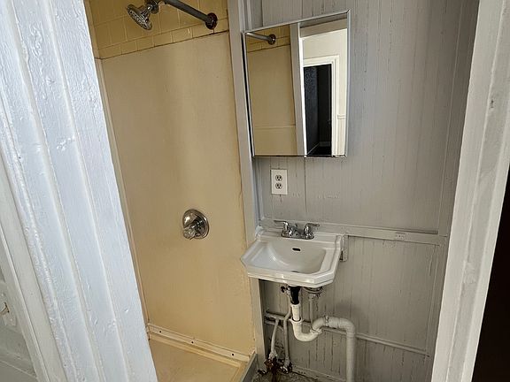 5th image of 8 Audrey St #18
