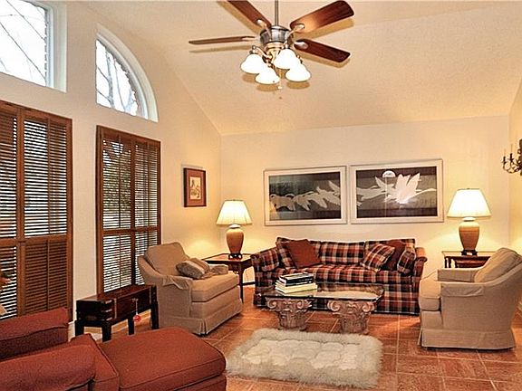 3rd image of 2065 Camelot Dr