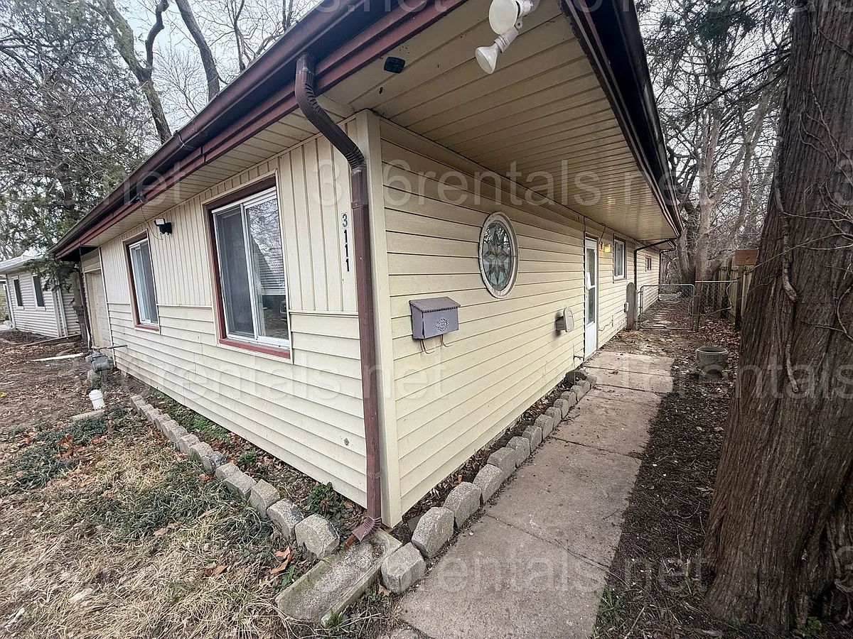 Building Photo - 3111 E Glen Oaks Dr