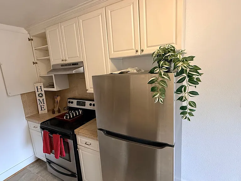 Fontana Court Apartments — Photo 17