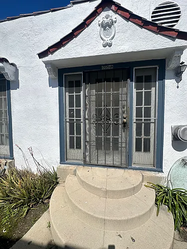 1054 1/4 S Hobart Blvd #2 Photo 1 1054 1/4 S Hobart Blvd #2 Photo 1