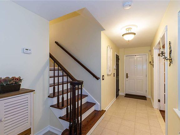4th image of 11 Stuart Dr E