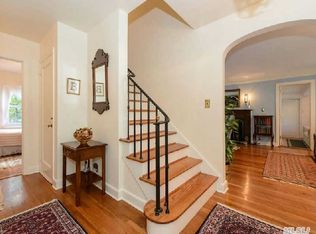 74 Round Hill Rd, Roslyn Heights, NY 11577