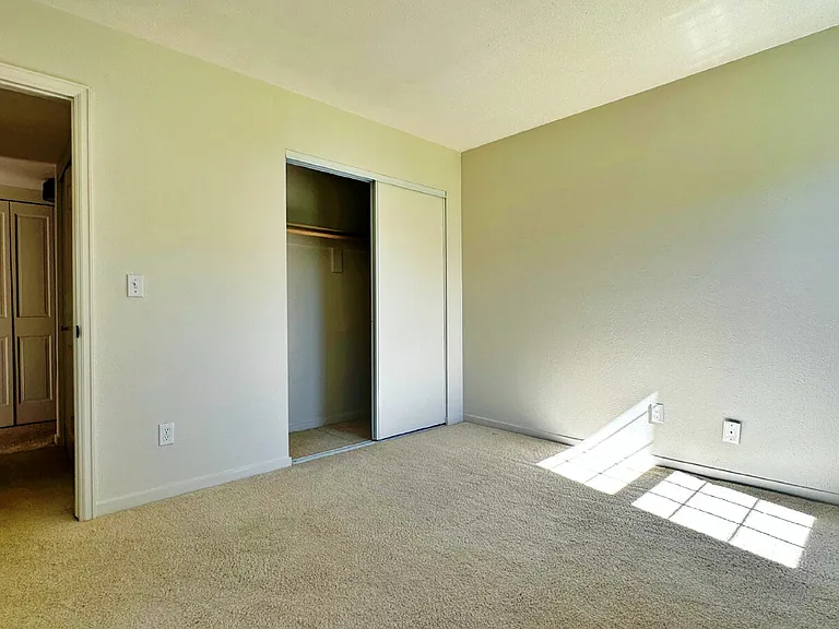 2122 S Victor St #E — Photo 19