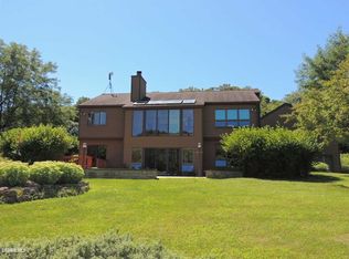 2 Valley Rd, Galena, IL 61036