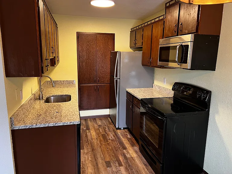 1204 Hillside Dr #4 — Photo 1